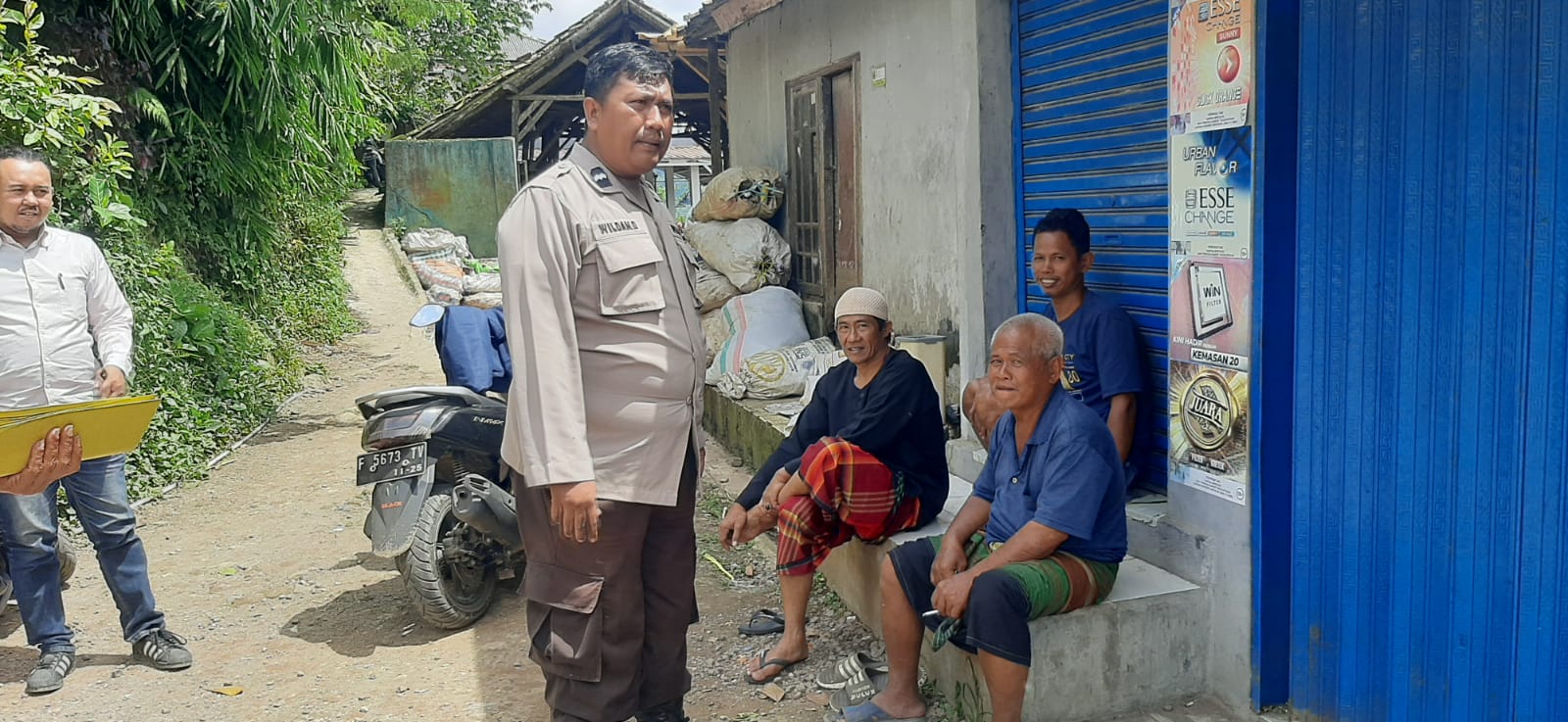 bhabinkatibmas-gunungguruh-patroli-dialogis,-sampaikan-pesan-terhadap-warga-kampung-ciburial