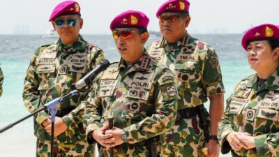 kapolri-disematkan-jadi-warga-kehormatan-marinir,-sinergitas-tni-polri-makin-kokoh