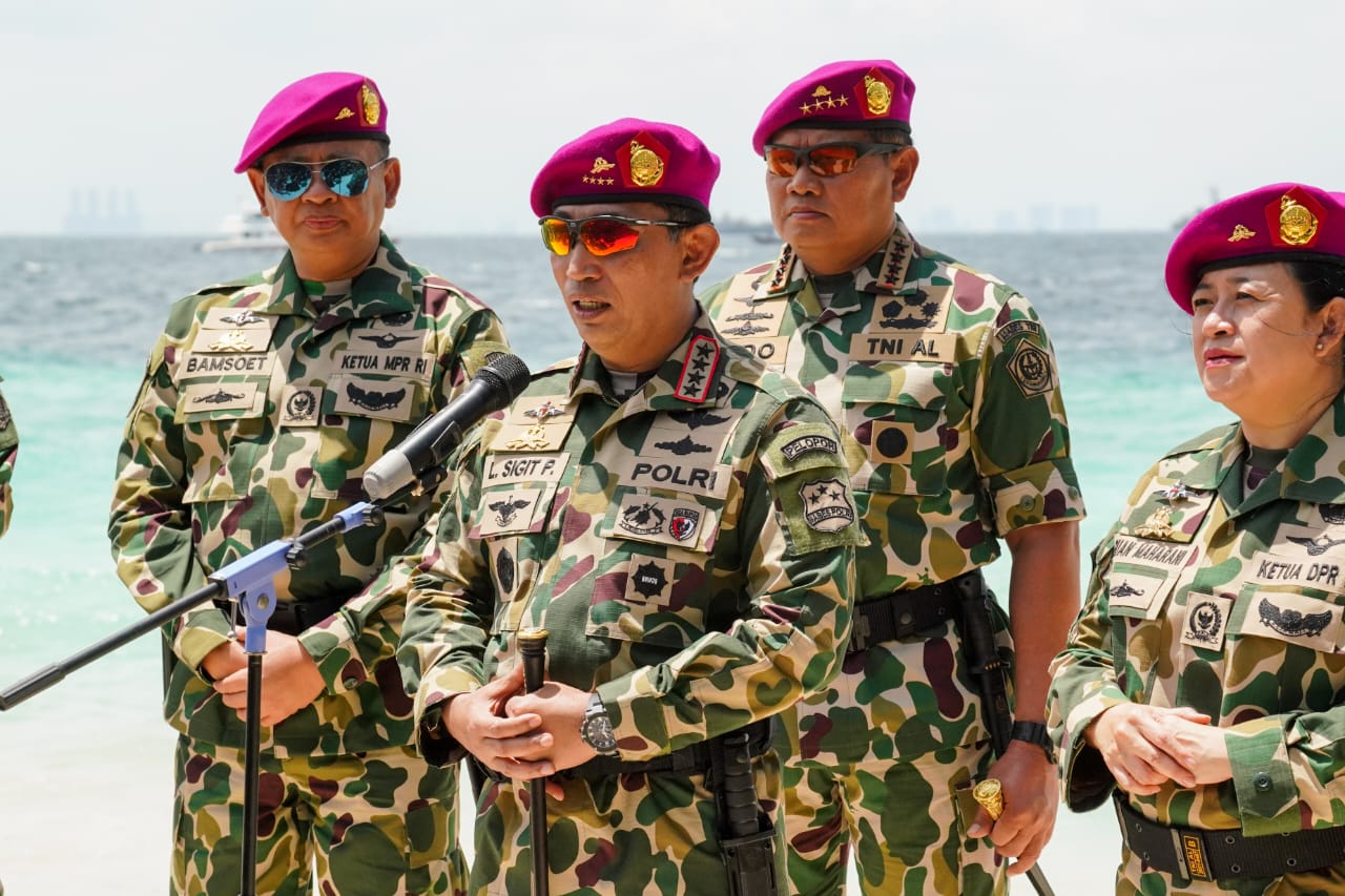 kapolri-disematkan-jadi-warga-kehormatan-marinir,-sinergitas-tni-polri-makin-kokoh