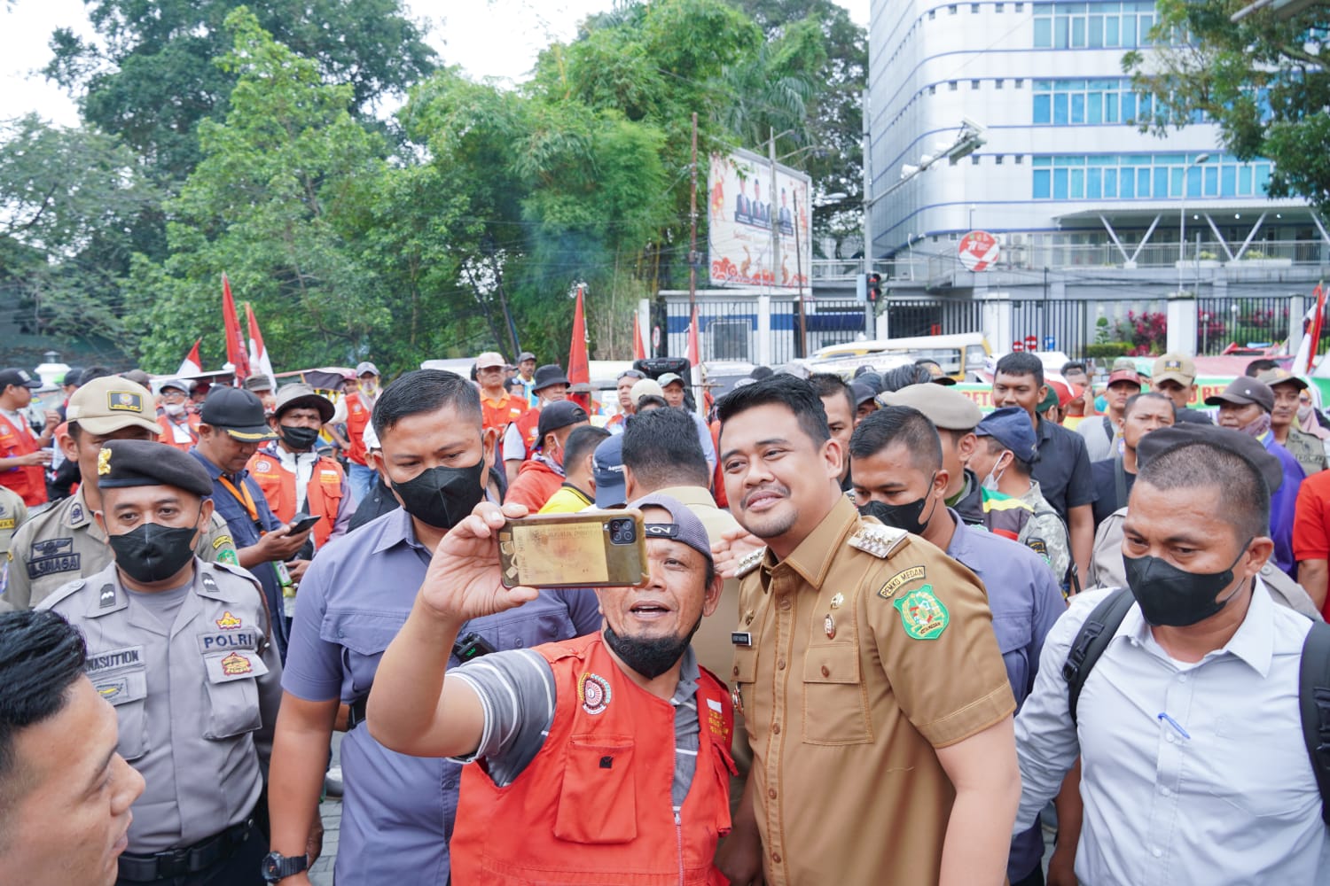 terima-aksi-pengemudi-betor,-bobby-nasution:-kita-akan-perbaiki-ekonomi-keluarganya-dulu