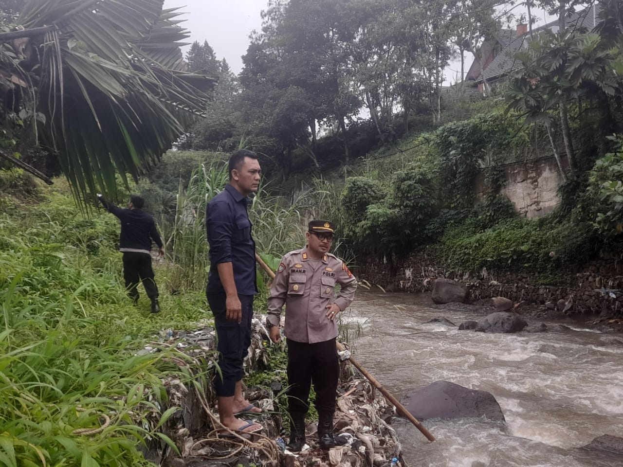 mayat-tanpa-identitas,tersangkut-dibatu-sungai-cipelang