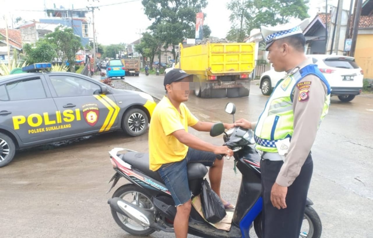 bentuk-kepedulian-polri-terhadap-keselamatan,-anggota-unit-lantas-polsek-sukalarang,-tegur-para-pengendara-kendaraan-bermotor.