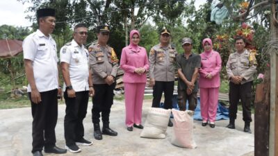 kapolres-luwu-utara-didampingi-istri,-serahkan-bantuan-material-dan-sembako-kepada-warga-korban-agin-puting-beliung