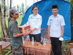 Wakil Bupati Luwu Utara Suaib Mansur Menyerahkan Bantuan Kepada Korban Angin Kencang Di Dusun Lawadi Desa Radda.
