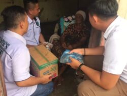 Personel Sat Narkoba Polres Labuhanbatu, Berikan Bantuan Sembako kepada Ibu Sumini Janda Lanjut Usia