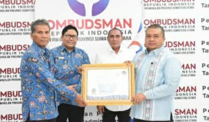 bupati-dolly-kembali-terima-penghargaan-pelayanan-publik-dan-ombudsman-ri