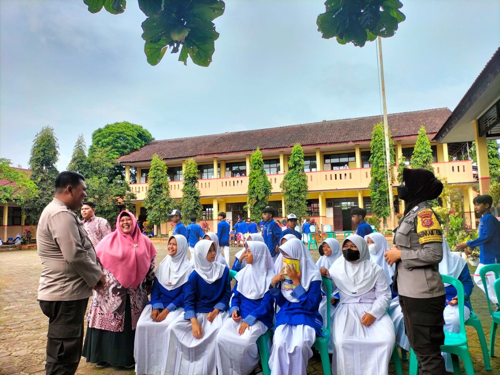 angggota-polsek-warudoyong-datangi-smpn-10-melakukan-upaya-pencegahan-penculikan-anak