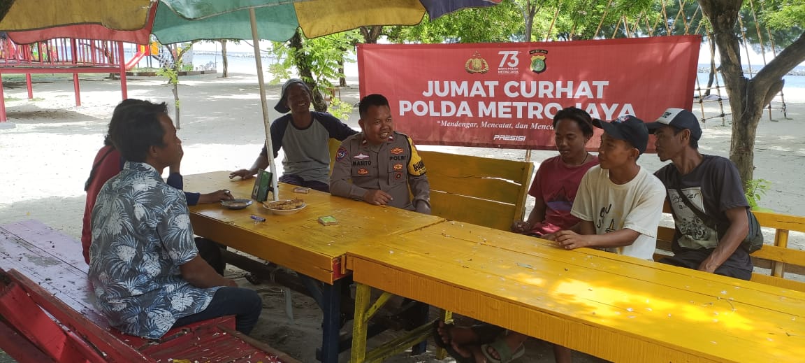 saung-sederhana-menjadi-tempat-jumat-curhat-di-pulau-untung-jawa