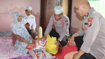 kasat-binmas-polres-madina-melalui-program-pos-jubah-membantu-meringankan-beban-warga-kurang-mampu