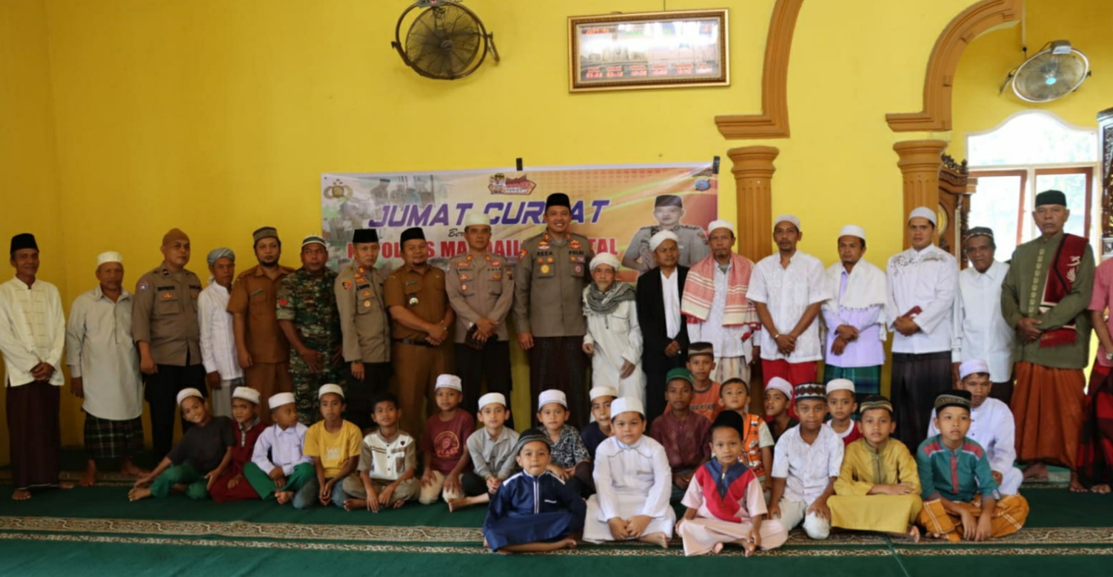 usai-sholat-jum’at-di-desa-huta-raja-siabu-kapolres-madina-tampung-curhatan-masyarakat