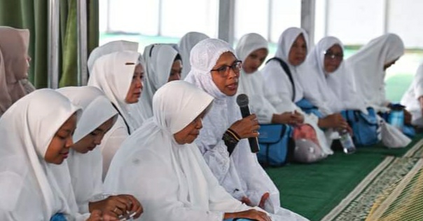 wali-kota-irsan-efendi-nasution-lepas-keberangkatan-jemaah-umroh-pt.-grand-shapa-nauli