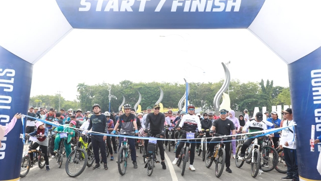 peringati-4-tahun-kemepimpinan,-bupati-dan-wabup-sampang-gelar-gowes-to-jls-bersama-masyarakat