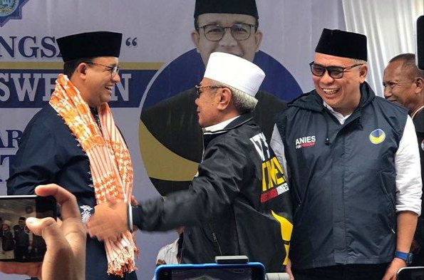 pimpinan-ponpes-yatopa-bodak,-keluar-dari-golkar-dan-bergabung-ke-partai-nasdem,-disaksikan-hanis-rasyid-baswedan.