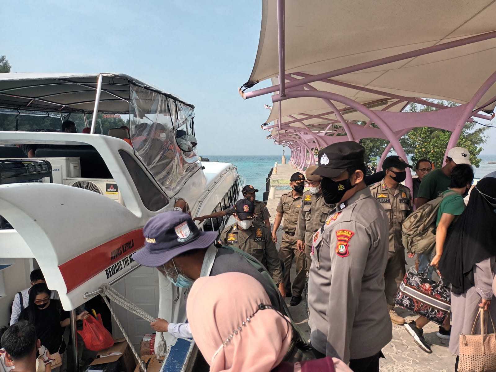 polisi-humanis-dalam-giat-pengamanan-dermaga-pulau-tidung