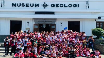 Outdoor Learning  SDN Cicalengka 10 Ajak Siswa-siswinya Mengenal Museum Geologi Bandung