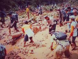 TNI- Polri Bantu Pencarian Korban tanah longsor di sumber sari