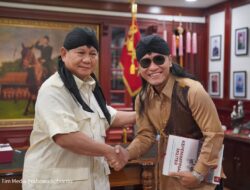 Bertemu Prabowo, Gus Miftah Hadiahkan ‘Blankon Jenderal Sudirman’