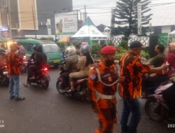 Peduli Sesama Di Bulan Ramadhan, PAC Pemuda Pancasila Cicalengka Berbagi Takjil Dengan Para Pengguna Jalan