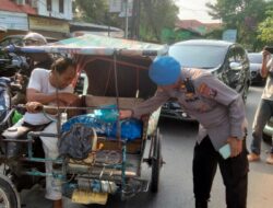 Propam Polrestabes Medan Bagikan Nasi Kotak Kepada Warga Menjelang Berbuka Puasa