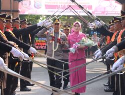 Sertijab Kapolres Sergai Ditandai Tradisi Penyambutan Dengan Pedang Pora