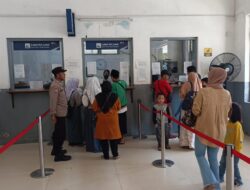 Menciptakan Rasa Aman, Personel Polsek Cicalengka Polresta Bandung Lakukan Pengamanan di Stasiun KA Cicalengka