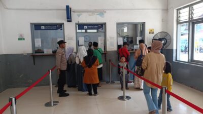Menciptakan Rasa Aman, Personel Polsek Cicalengka Polresta Bandung Lakukan Pengamanan di Stasiun KA Cicalengka