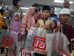 Polsek Medan Baru Berbagi, Ajak Anak Yatim Piatu Berbelanja Baju Lebaran