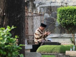 Prabowo Ziarah ke Makam Ayahnya, Begawan Ekonomi Soemitro Djojohadikusumo