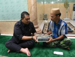 Bupati Tapsel Bayar Zakat Fitrah Keluarga di Mesjid Al- Hasanah Desa Muaratais II