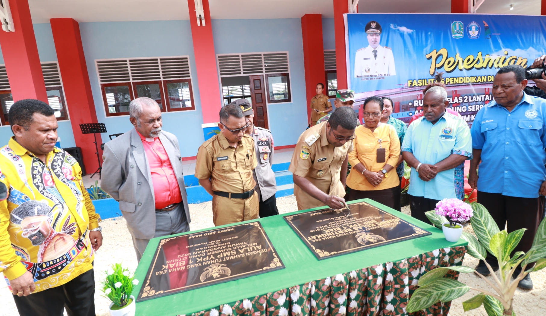 Bupati Herry Ario Naap, S.Si., M.Pd Bersama Forkopimda Dalam Penanda tanganan Prasasti Peresmian Fasilitas Gedung Sekolah SMP YPK 1, Selasa,11 April 2023