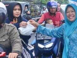 TP PKK Kota Padang Sidempuan Bagikan 1000 Paket Takjil ke Pengendara  Bermotor