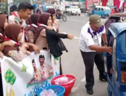 Kwarcab Kota Padang Sidempuan Bagi Takjil Serentak Untuk Pelintas di Ruas Jalan