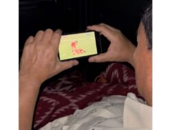 Prabowo Streaming Timnas U-22 Pakai Ponsel Sambil Sarungan, Netizen Banjiri Komentar Lucu