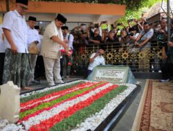 Ziarah ke Makam Gus Dur, Prabowo dikalungi Sorban Putih oleh Pengasuh Ponpes Tebuireng