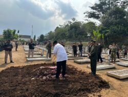 Prabowo Beri Penghormatan Terakhir kepada Mayjen TNI (Purn) Mulclis Anwar di Magelang