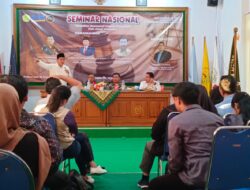 Presidium MN KAHMI Romo Syafii memberikan kuliah umum di Universitas Panca Marga Probolinggo dan memberikan buku Paradoks Indonesia