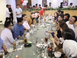 Minggu Santai Prabowo Makan Nasi Padang Bareng Jurnalis dan KOL di Kemang