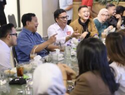 Makan Nasi Padang Bareng Wartawan, Prabowo Nyanyikan Happy Birthday untuk Rekan Jurnalis