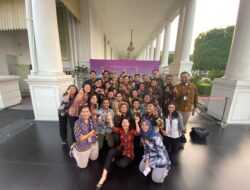 Usai Bertemu Presiden, Prabowo Ditodong Foto Pose Saranghaeyo Bareng Pewarta Istana