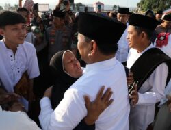 Prabowo Subianto Diserbu Emak-emak Usai Sholat Idul Adha