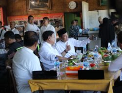 Usai Sholat Idul Adha, Prabowo Santap Nasi Timbel Bareng Polantas, PM dan Wartawan di Bandung Barat