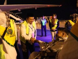 Antar Sampai Tangga Pesawat, Bupati Tapsel dan Ketua TP PKK Lepas 194 JCH dari Bandara KNO Menuju Jeddah