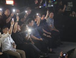 Prabowo Nikmati Konser Ari Lasso Hingga Nyalakan ‘Flash Light’ Handphone Saat Lagu “Lirih”