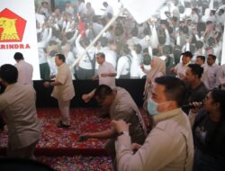 Prabowo Menari Poco-poco Bareng Kader Gerindra di Jakpus