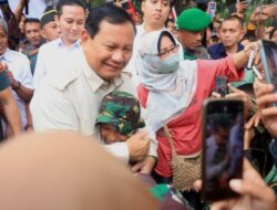 Prabowo Beri Hormat Kepada 2 Prajurit Cilik di Koramil Mamajang 1408