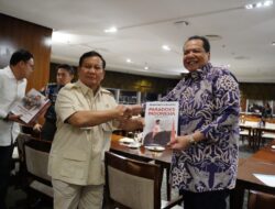 Sambangi Transmedia, Prabowo Bagikan Buku dan Pesan Personal untuk Rekan Pers