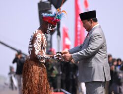 Bangga, Prabowo Berikan Jam Tangannya ke Anggota Komcad Asal Fakfak