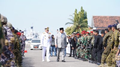 Bangga dengan Penampilan TNI AL di Upacara Serah Terima Dua KRI Baru, Prabowo Beri Koin Tanda Kemhan ke Prajurit