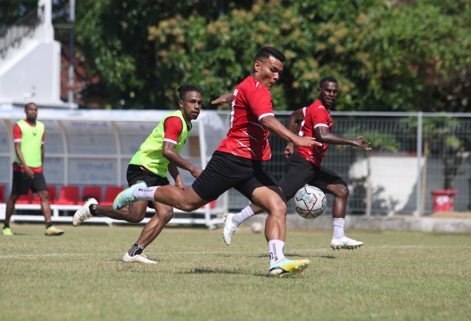  Striker PSBS Biak asal Brasil Alexandro Ferreira saat mengikuti latihan di Lapangan Samudera, Kuta, Bali, Selasa (22/8/2023). (Foto: PSBS/Adelio Putra)