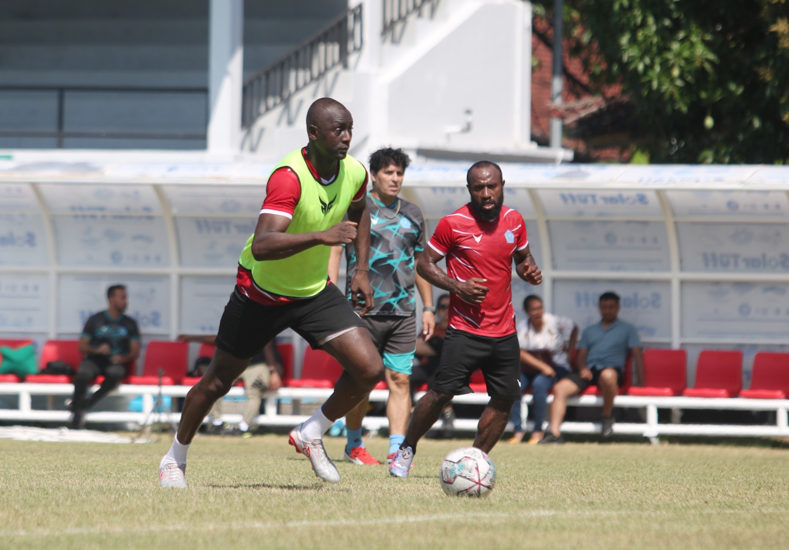 VMamadou Hady Barry saat bergabung berlatih dengan pemain lainnya di Lapangan sepak bola Samudarea, Tuban, Kuta, Bali, Rabu (23/8/2023). (Foto: PSBS)